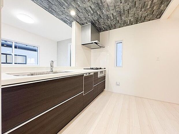 【キッチン】リビングで遊ぶお子様を見守りながらお料理ができる対面タイプの開放的なキッチンが採用されています。家族の団欒場所であるLDKだからこそ、お料理中もご家族との会話をお楽しみください。