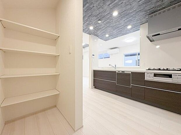 【収納】キッチン収納が備え付けてあります。収容量も多いので是非ご活用ください。