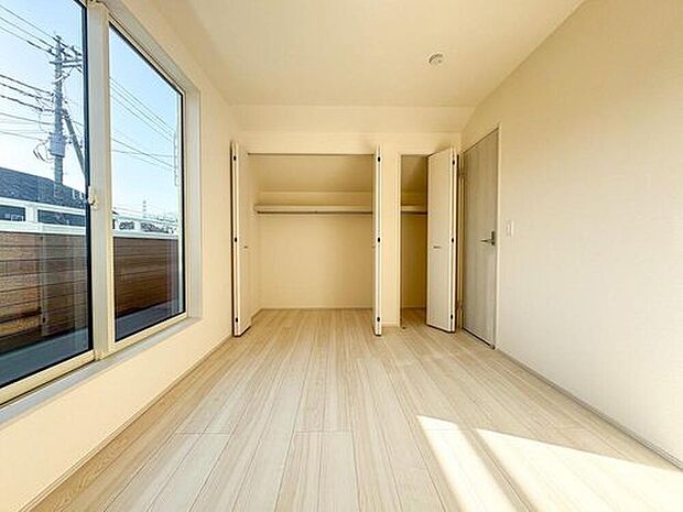 【リビング以外の居室】明るい陽光が心地よい洋室は、お子様の成長に合わせて様々に活用できます。大容量のクローゼットで、家族の荷物もすっきり収納可能です。