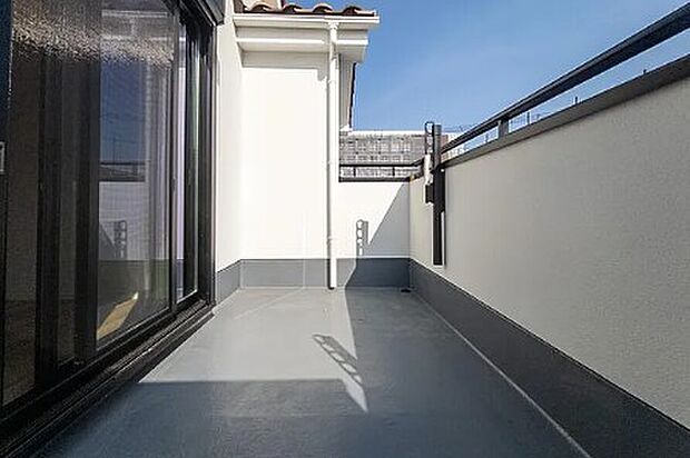 【バルコニー】お洗濯物が多い日でも、奥様に安心して頂けるよう、広めのバルコニーを確保いたしました。是非一度、ご自身の目でお確かめください。