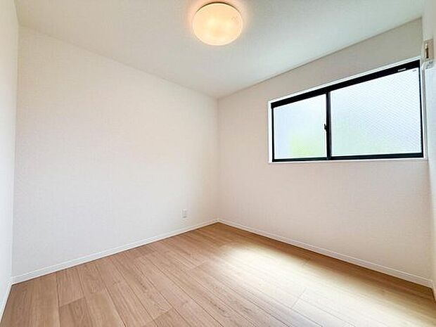【リビング以外の居室】陽光が降り注ぐ明るい洋室は、お子様の成長に合わせて自由に使える空間。収納も完備し、家族の快適な毎日をサポートします。