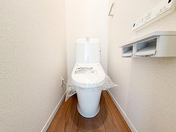 【トイレ】清潔感あふれるモダンなトイレは、快適な毎日をサポート。温水洗浄機能付きで、家族みんなが気持ちよく使えます。