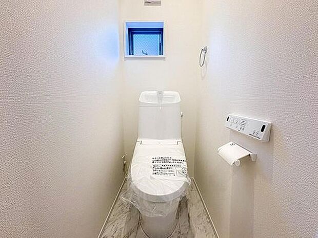 【トイレ】清潔感あふれる白いトイレは、小窓からの採光と換気でいつも爽やか。手洗い器付きで衛生面も安心、家族みんなが快適に使えるプライベート空間です。