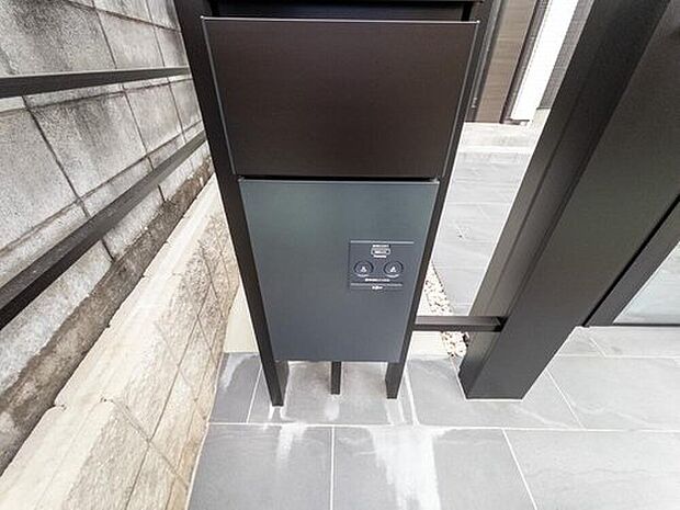 【■宅配BOX■】忙しい日々でも荷物の受け取りが簡単にでき、安心して外出できます。ネットショッピングや宅配サービスの利用がとても便利になります。
