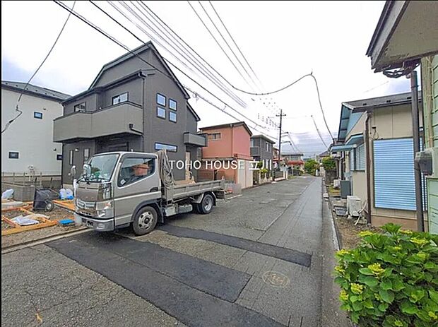 【前面道路含む現地写真】前面道路は、道路幅も広く、駐車もゆとりをもって行える環境になっています。お車の出し入れが苦手なママや小さなお子様にも安心ですね。 (2026年05月22日撮影)