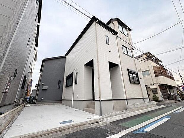 3号棟。白とグレーを基調としたスタイリッシュな外観。カースペースも完備し、都会的でスマートな佇まいです。