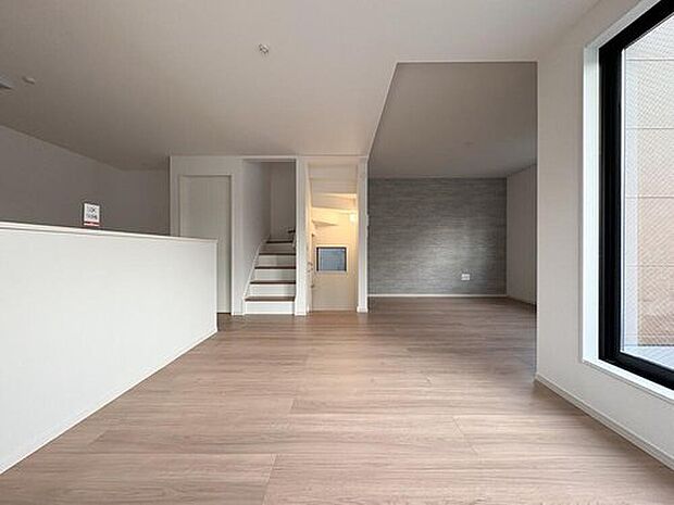 19.8帖の広々としたLDK。階段部分からの光も取り込み、家族が集まる中心地として相応しい開放感です。