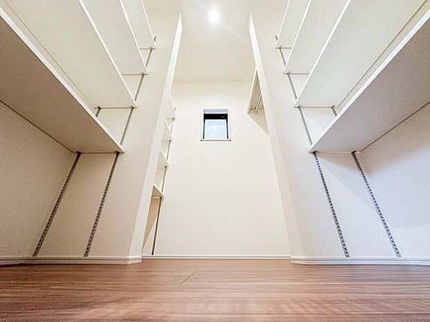 両側に収納棚を設けた大容量ファミリークローク。衣類はもちろん季節物や大型荷物までしっかり収まり、住空間をすっきり保てます。