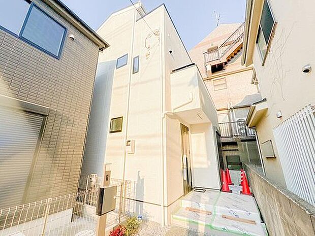明るい陽光に包まれる、都会的で洗練されたデザイナーズ住宅。プライバシーに配慮した窓配置と、機能美を追求したスタイリッシュな外観が魅力です。完成間近の今、ぜひ現地で質感を体感ください。