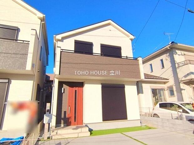 温かみのある外観デザインが印象的な一邸。
バルコニーがアクセントとなり、開放感とデザイン性を兼ね備えた佇まいです。