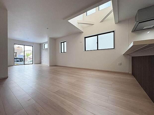 吹き抜けから光が降り注ぐ、開放感あふれるリビング。高い天井が日常にゆとりと心地よさをもたらします。