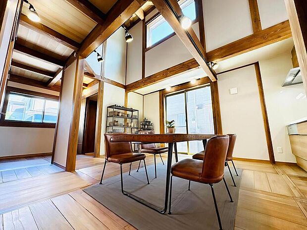 木の温もりと吹き抜けが心地よい、開放感あふれるダイニング空間。※本画像はAIにより家具・小物を配置したイメージです。販売価格に写真内の家具・小物・電化製品などは含まれておりません。