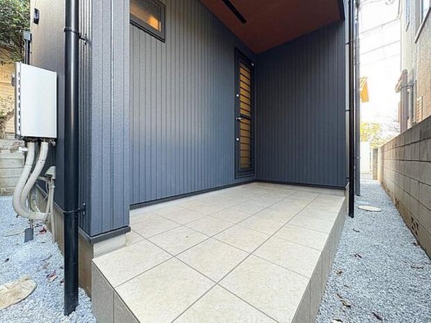 【その他】勝手口外のフリースペース！タイル張りでお手入れ簡単。ゴミの一時置き場やちょっとした作業に便利。