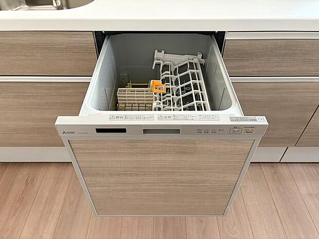 【食洗機】節水・時短を実現する食洗機を標準装備。後片付けの手間を省き、家族団らんの時間を増やしてくれます 。