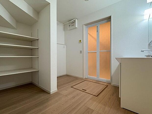 【洗面所】階段下のスペースを有効活用したリネン棚。収納スペースも充実、散らかりがちな水回りもすっきりと片付きます。