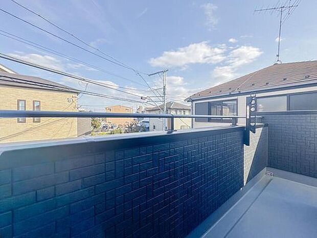 【バルコニー】充分な広さが確保されたバルコニー。日当たりのよい住宅エリアですので、多くの陽光が降り注ぎ、室内には陽だまりを生み出してくれます。