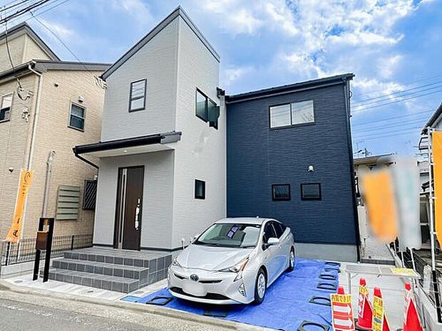 【現地外観写真】モノトーンでまとめられたスタイリッシュな外観デザイン。駐車スペースも確保されており、来客時や日常の車利用にも便利な住まいです。