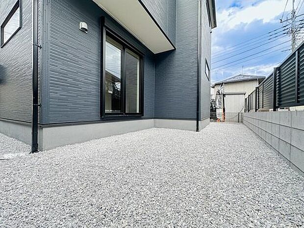 【庭】リビングとつながる庭スペースは、プライベート感のある落ち着いた空間。ガーデニングやお子様の遊び場としても活用でき、暮らしの幅が広がります。