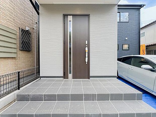 【玄関】ゆとりある玄関ポーチは出入りがしやすく、雨の日でも安心。フラットで使いやすい設計で、小さなお子様やご年配の方にも配慮されています。