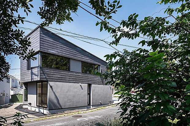 【現地外観写真】リモートワーク中心の生活スタイルに最適です。敷地奥はあえて外構をせず自由にお好みの外構を頂く余白を。