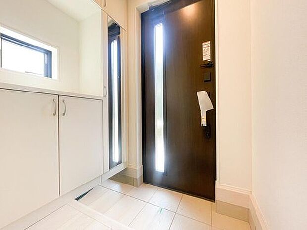 【玄関】玄関には、家族全員の靴がたっぷり収まる大型のシューズボックスを完備しました 。お出かけ前の身だしなみチェックに便利な全身鏡付きで、忙しい朝の準備もスムーズに整います 。