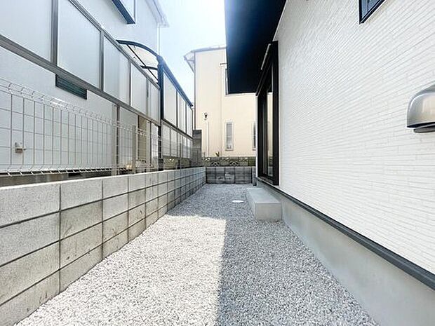 【庭】リビングから繋がるフラットな砂利敷きのスペースは、お子様のビニールプールやちょっとしたガーデニングを楽しめるプライベートな空間です。