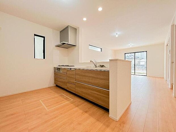 【キッチン 】キッチンスペースは奥行きもあり、広々としています。