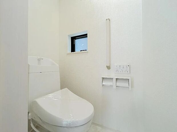 【トイレ】シンプルに白で統一しており、お家の中でも落ち着ける空間の一つです。