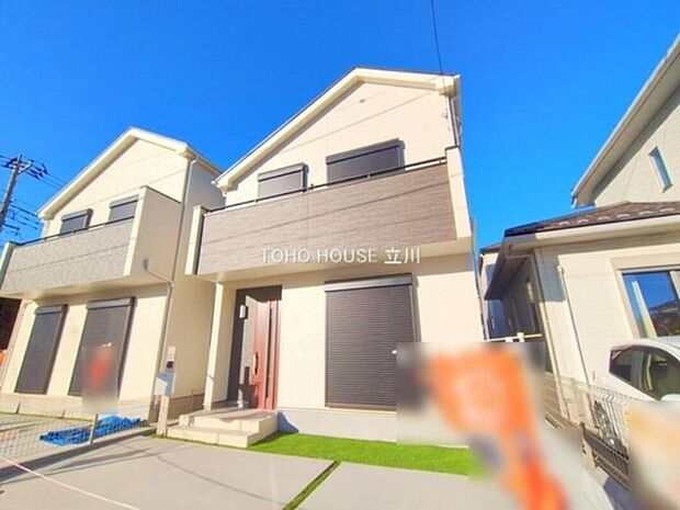 【物件外観 (2025年12月04日撮影)】落ち着いた色合いでまとめられた外観。バルコニーが広がりを演出し、ゆとりと上質感を感じさせる住まいです。