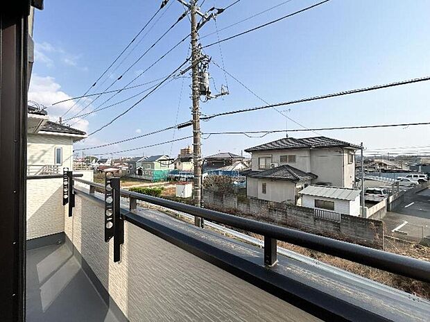 【バルコニー 】それぞれの個室から出入り可能なバルコニーは洗濯物や布団を干す動線も短くなります。