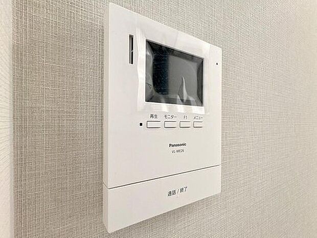 【【オートバスパネル】】ワンタッチでお湯はり・追焚が可能。キッチン横に設置され、家事の合間に操作できます。