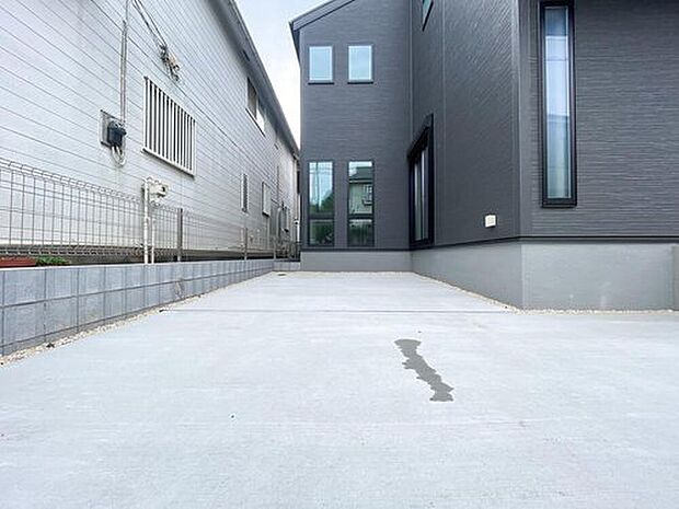 【駐車場】コンクリート敷きでお手入れがしやすく、雨の日も足元が汚れる心配がありません。建物に沿ったゆとりある設計で、荷物の積み下ろしや乗り降りもスムーズに行えます。