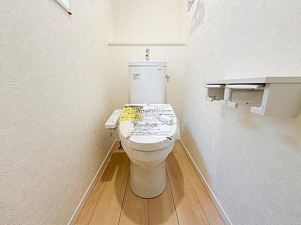 【トイレ】清潔感のあるトイレは、温水洗浄便座付きで快適な仕様。小窓から自然光も入り、毎日使う場所だからこそ心地よさを感じられます。