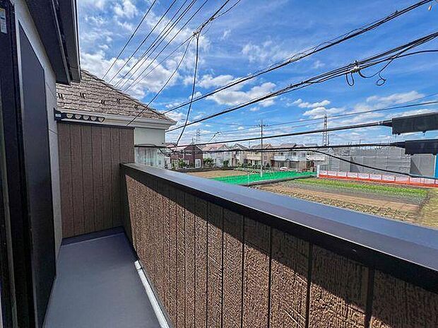 【バルコニー】周辺に高い建物がないため遮るものがなく、心地よい光と風をダイレクトに感じられます。