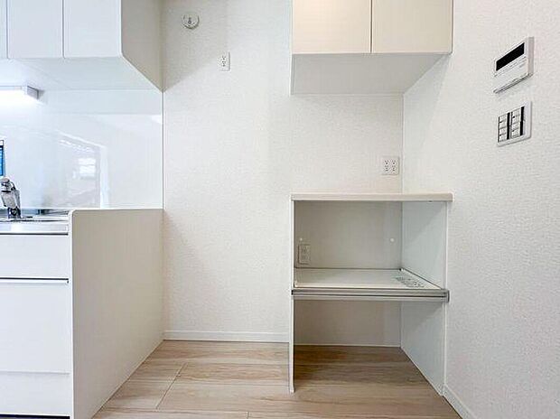 【キッチン】キッチン横には、スライドカウンターとコンセントを完備した専用の家電収納を配置。