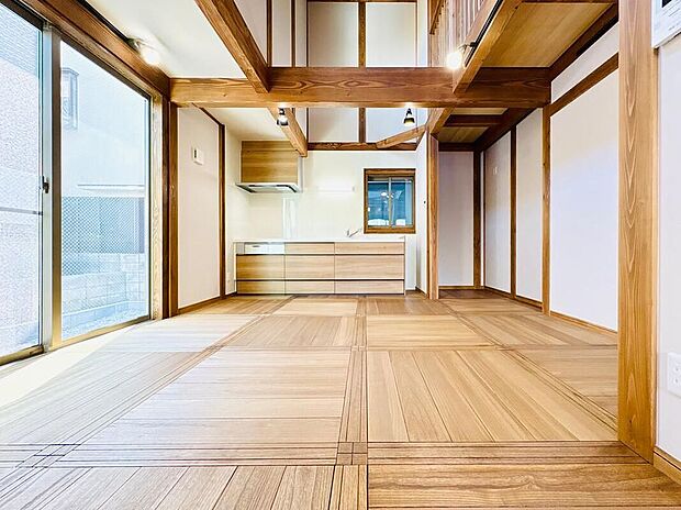 【リビング】自然素材の温もりに包まれた15帖LDK。見せ梁がアクセントの、家族が自然と集まる憩いの空間です