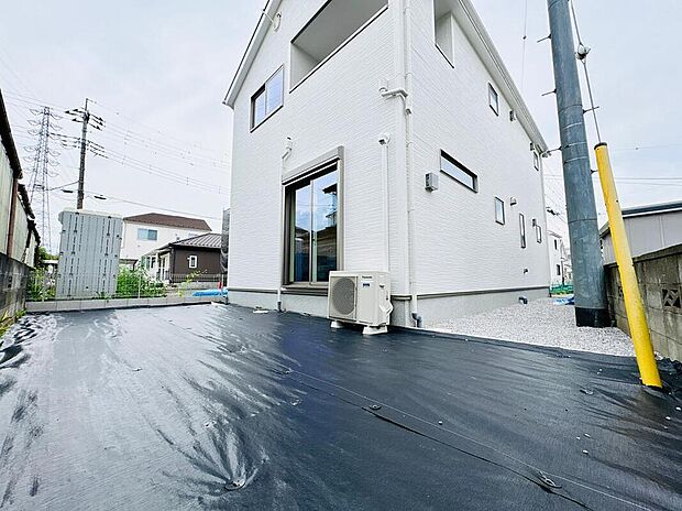 【庭】建物の裏手などにもゆとりのスペース。ご家族のライフスタイルに合わせて、多彩にお使いいただけます。