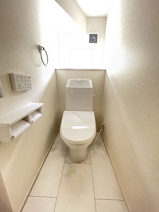 【1階トイレ】階段下スペースを有効活用した1階トイレ。　
無駄なスペースがなく住空間を広くとっている間取りです。
手摺や収納もあります