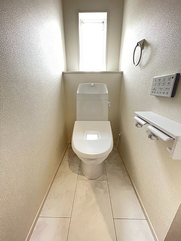 【2階トイレ】2階トイレも温水洗浄便座です！