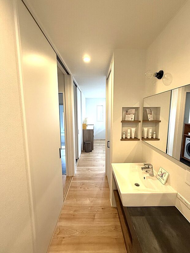 【廊下】廊下にはおしゃれな洗面台があります!