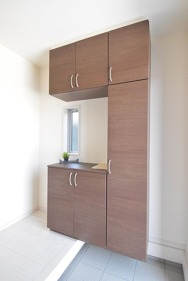 【玄関収納　同社施工例写真】同社施工例写真
色・形状など異なる場合がございます。