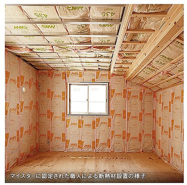 【断熱材】グラスウール断熱材はキレイに貼れないと断熱効果が落ちます。時には、結露で家にダメージを与えてしまう可能性がある為、社員や職人さんにガラス繊維協会の実践するマイスター認定の取得を奨励しています。