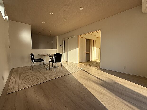 【2号棟リビング】16帖の明るいリビング♪エアコン付き！