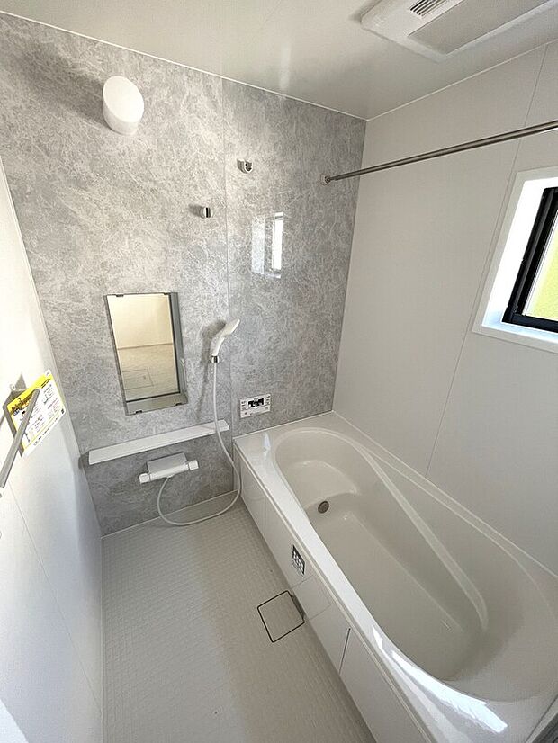 【浴室　同社施工例写真】浴室乾燥機付きでお天気の悪い日のお洗濯ものも安心足を伸ばしてゆったりと入れる浴槽です。
エコベンチを採用して半身浴が楽しめます。お湯の量も節約！
