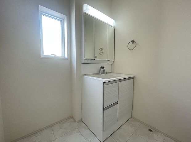 【洗面　同社施工例写真】ミラー扉の内側がすべて収納スペースになっています。