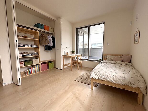 【子供部屋　同社施工例写真】※掲載の室内写真は、現況写真にCG処理を施し家具・調度品を配置したイメージです。実際の販売物件には家具等は含まれません。