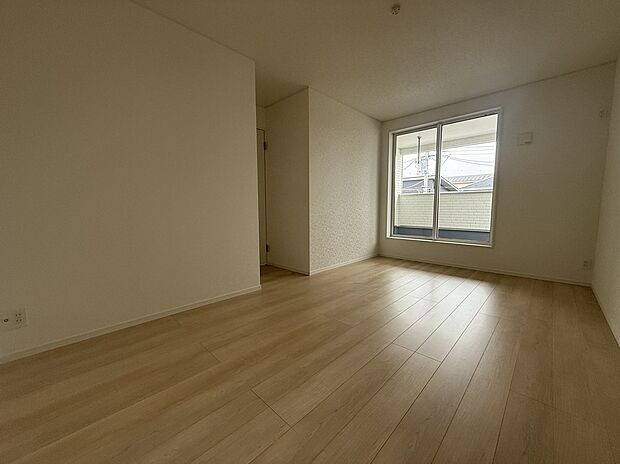 【2階寝室】8帖の洋室は寝室に。ウォークインクローゼットのあるお部屋です。バルコニーに面した明るくゆったりつかえるお部屋です♪