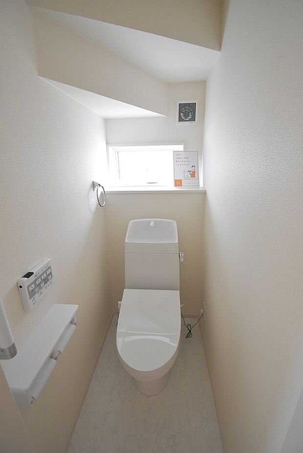 【トイレ】１階２階ともに温水洗浄便座付きのトイレです！同社施工例写真　色・仕様は実際の物件とは異なります。