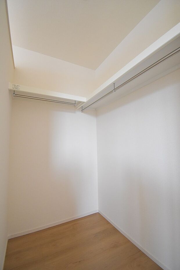 【ウォークインクローゼット】同社施工例写真※実際の色・仕様とは異なります。
