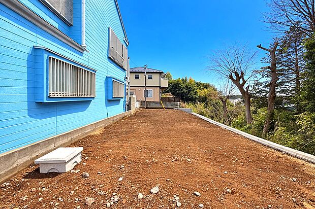 窓枠から切り取られたまるで写真のような澄み切った光景。季節の移り変わりとともに、ゆっくりと愛でる時のありがたみ。